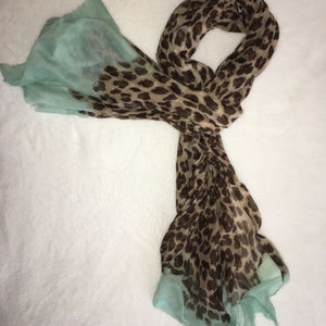 CHARLOTTE RUSSE Women’s Leopard Scarf/Wrap